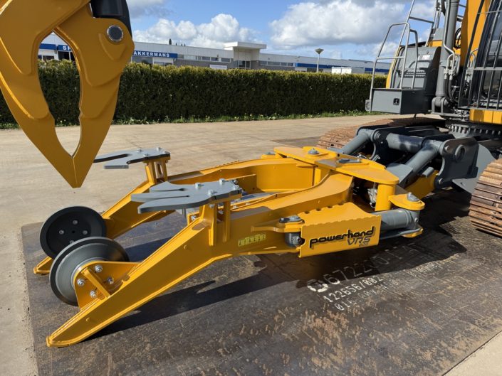 Liebherr R922LC car dismantler (1)