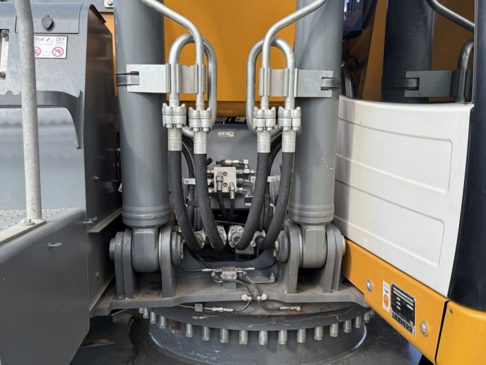 Liebherr R922LC car dismantler (16)