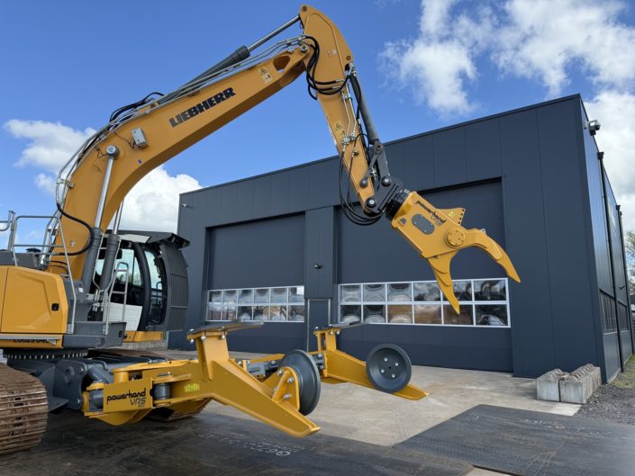 Liebherr R922LC car dismantler (18)