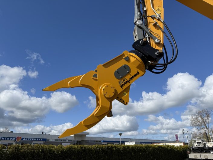 Liebherr R922LC car dismantler (2)