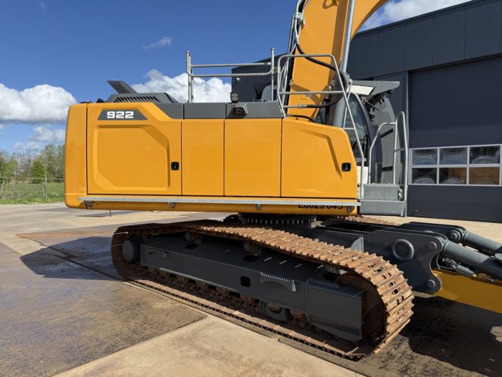 Liebherr R922LC car dismantler (21)