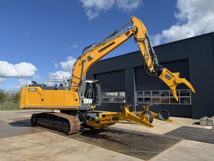 Liebherr R922LC car dismantler (22)