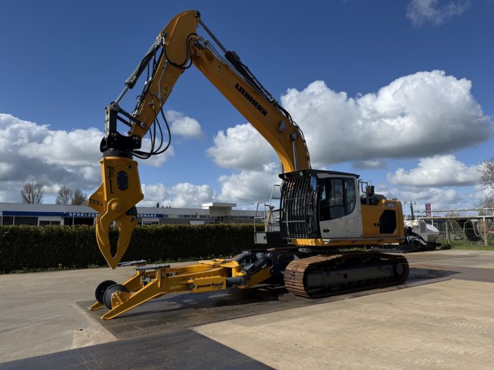 Liebherr R922LC car dismantler (27)
