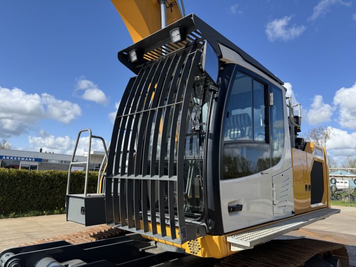Liebherr R922LC car dismantler (29)