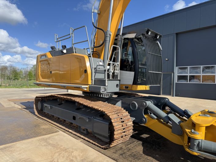 Liebherr R922LC car dismantler (30)